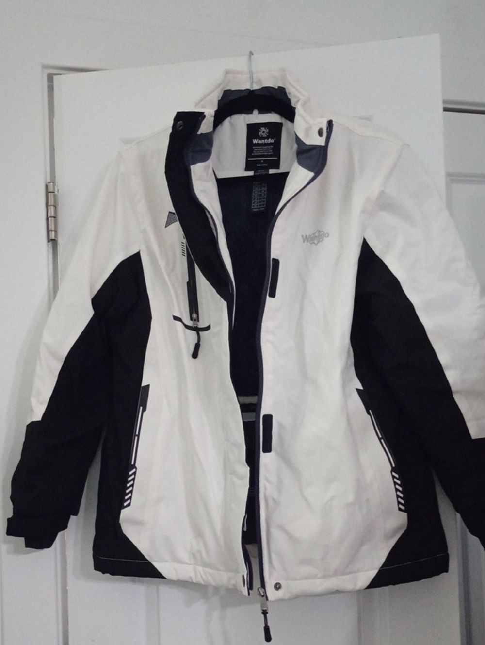 White and Black Ski Jacket with Insulation - Muktipurpose Cold Weather/Unisex M
